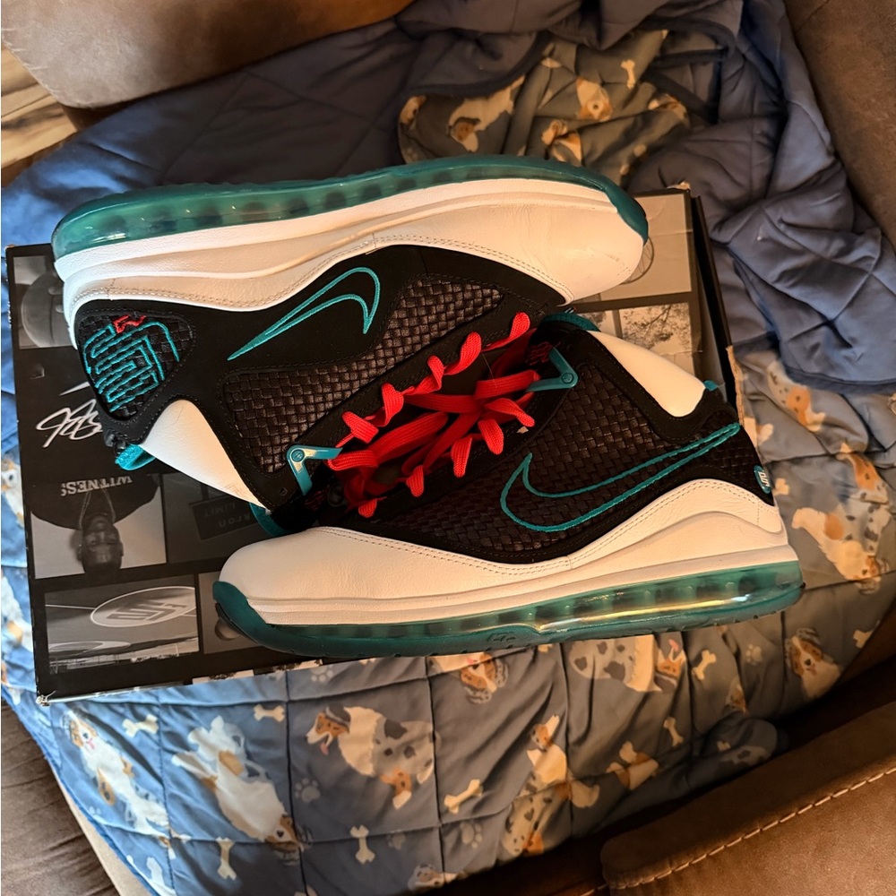 Red Carpet LeBron 8s size 8.5 wore once